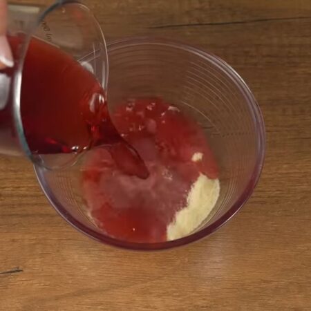 Готовим последний слой из вишневого сока.
В мисочку насыпаем 15 г желатина и наливаем 300 мл вишневого сока. Все перемешиваем и оставляем набухать желатин.