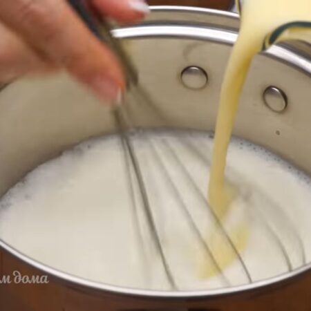 Как только молоко в сотейнике закипело, вливаем в него приготовленную смесь перемешивая венчиком.
