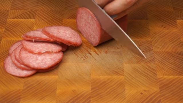 200 г колбасы режем тонкими пластинками или можно купить уже нарезанную колбасу. 