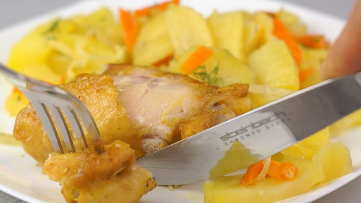 Картошка получилась мягкой и ароматной, а куриные окорочка сочные внутри с аппетитной хрустящей корочкой сверху. Это отличный вариант сытного ужина для всей семьи