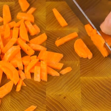 Одну морковь режем соломкой.