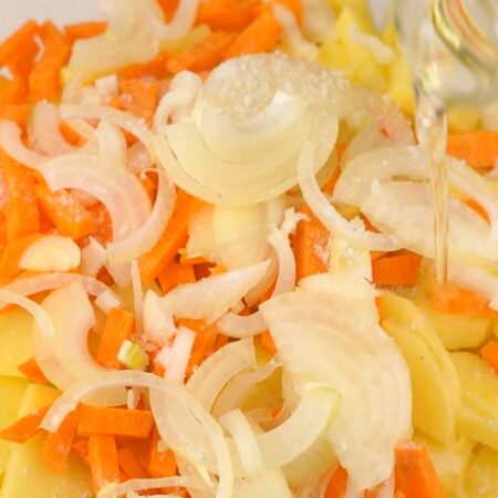 В миске смешиваем порезанный картофель, морковь и лук.