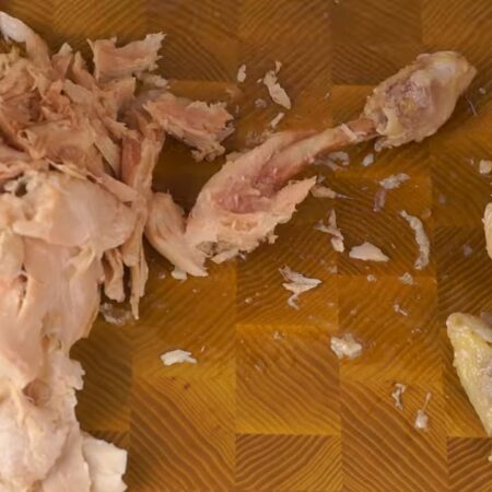 Остывшее мясо отделяем от костей и кожи. Подготовленное мясо нарезаем небольшими кусочками. 