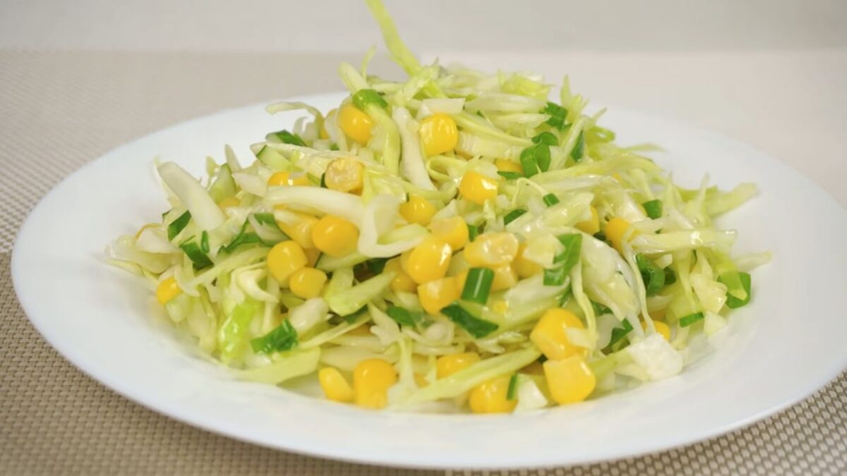 Фитнес салат с капустой, огурцом  и кукурузой получился очень сочный и легкий. Если вы тоже любите такие салаты, то обязательно его приготовьте!