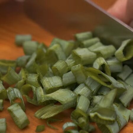 Мелко нарезаем зеленый лук. 