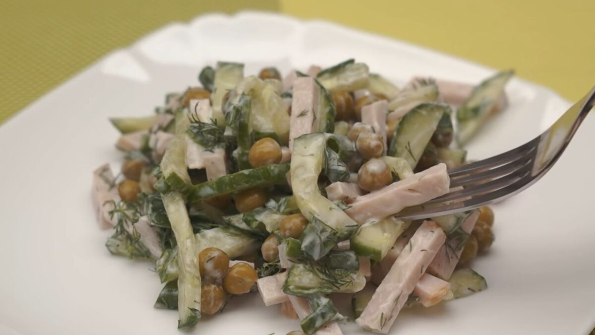 Салат получился очень вкусным, легким и витаминным. Обязательно его приготовьте!