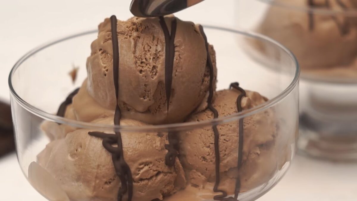 После заморозки мороженому нужно дать оттаять примерно полчаса, тогда из него станет намного легче формировать шарики с помощью ложки.

Шоколадное мороженое получилось мягким, нежным, с насыщенным шоколадным вкусом. Обязательно его приготовьте, это намного вкуснее покупного мороженого.
