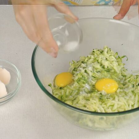 В натертые кабачки добавляем 2 яйца, соль по вкусу и все хороо перемешиваем. 