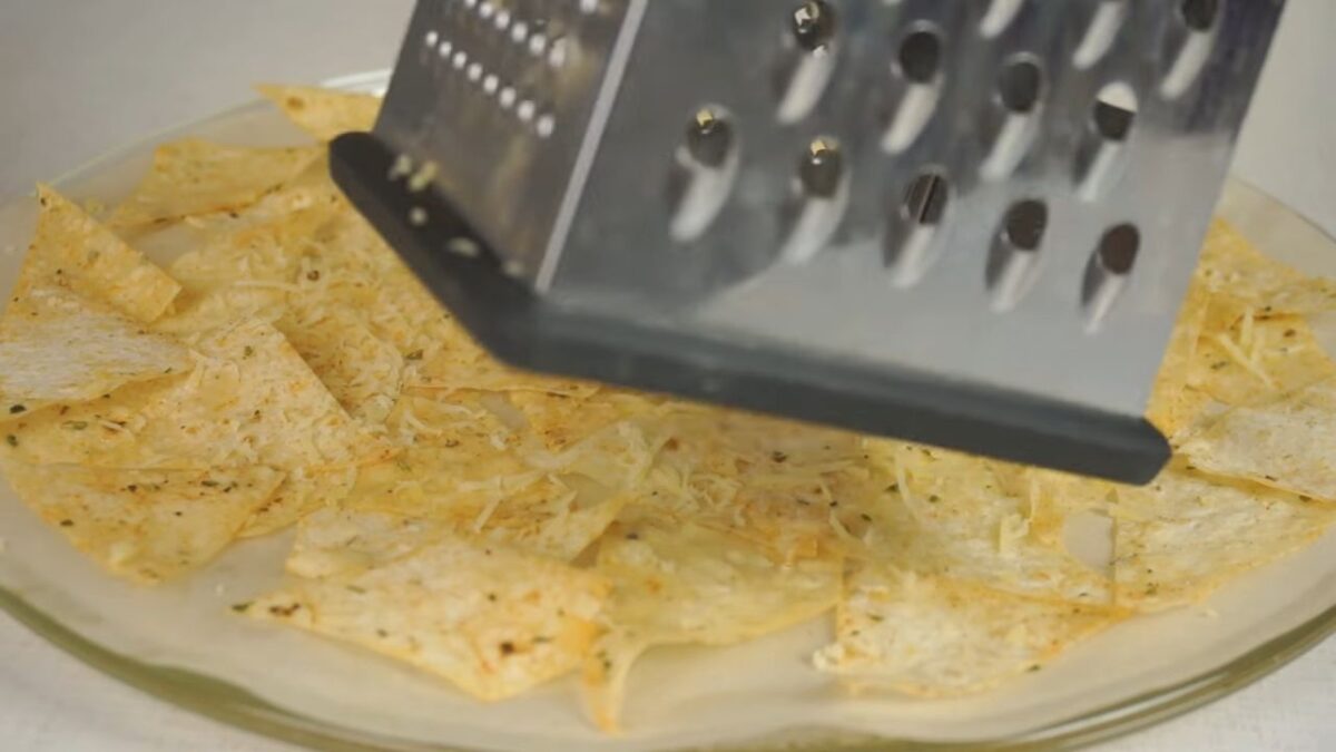 Готовые чипсы выкладываем на тарелку и готовим следующую партию. 
Чтобы приготовить сырные чипсы, натрите сыр на мелкой терке на выложенные кусочки лаваша. Такой лаваш точно также ставим в микроволновку на 1,5 минуты.