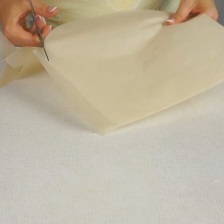 Из пергаментной бумаги вырезаем круг того же диаметра, что и тарелка от микроволновки. 