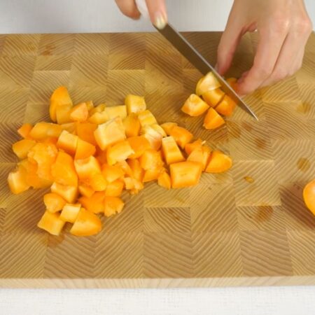 Теперь подготовим фрукты. 
Из абрикосов вынимаем косточки и нарезаем из кусочками. 