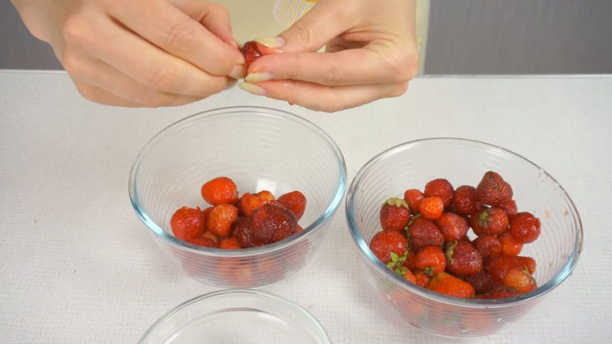 Клубнику моем и чистим от плодоножек. Если ягоды клубники крупные, то разрезаем их на 2-4 части. 