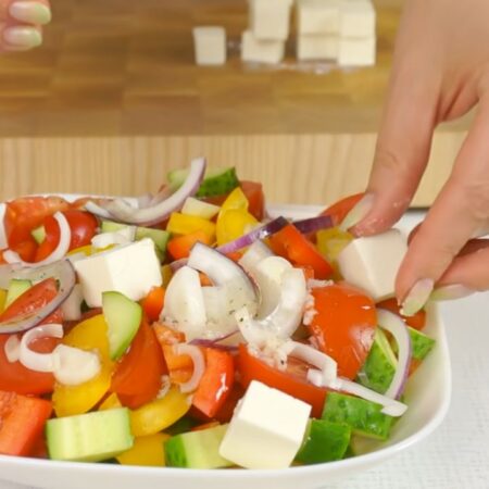 Кубики сыра равномерно выкладываем сверху на салат.