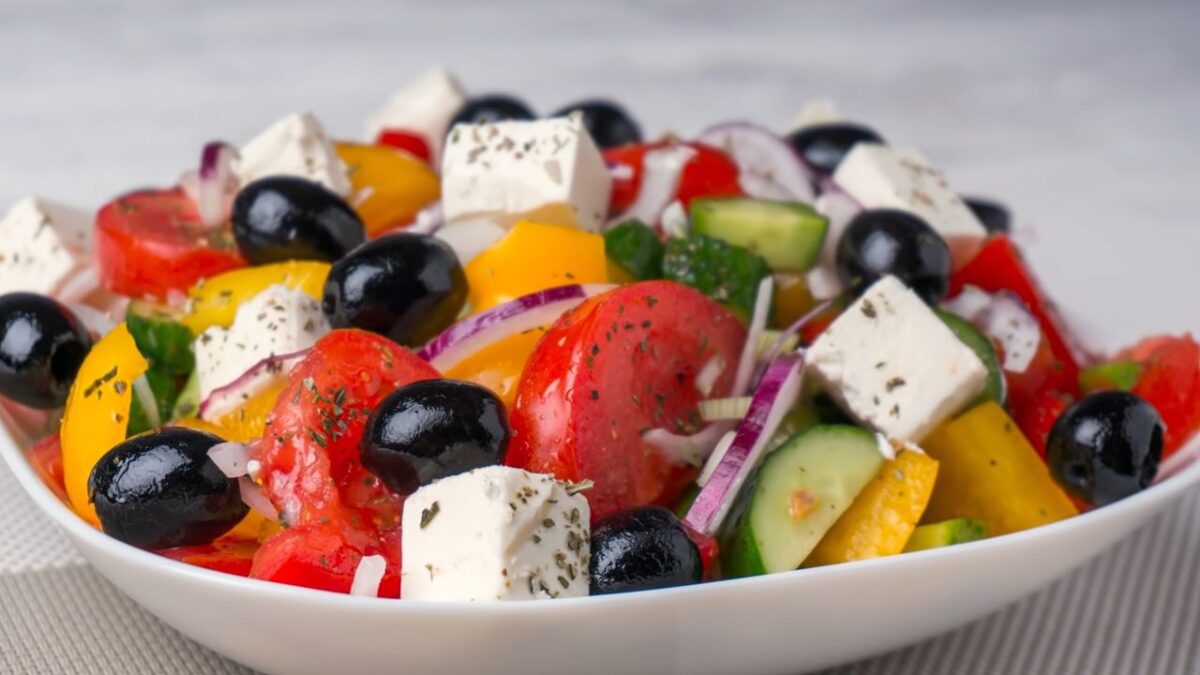 Греческий салат получился ярким, аппетитным и очень витаминным.  Обязательно его приготовьте!