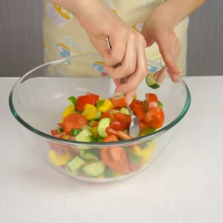 Нарезанные овощи складываем в миску и перемешиваем.