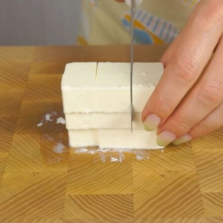 Сыр Фета нарезаем кубиками размером примерно 1-1,5 см. 