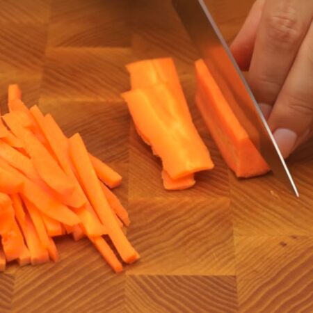 Одну морковь режем тонкой соломкой. Для этого морковь разрезаем на кусочки длиной примерно 5-6 см. 
