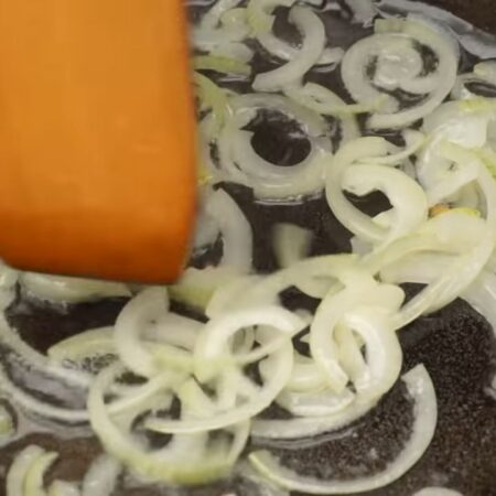 На раскаленной сковороде с небольшим количеством подсолнечного масла немного обжариваем лук.