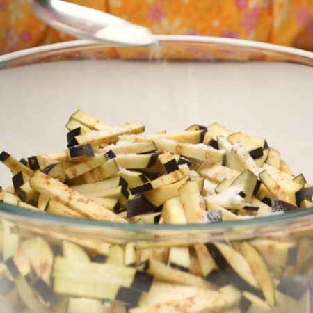Нарезанные баклажаны перекладываем в миску, хорошо солим и перемешиваем Оставляем на 20 минут для того, чтобы они пустили сок. 
