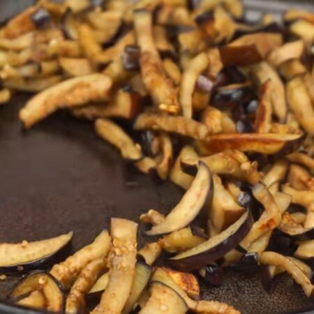 Баклажаны жарим на сухой сковороде небольшими порциями, так, чтобы они закрывали дно сковороды. Обжаренные баклажаны таким способом будут содержать минимальное количество растительного масла.
