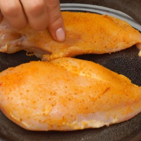 Подготовленное куриное на раскаленную сковороду с небольшим количеством подсолнечного масла. 