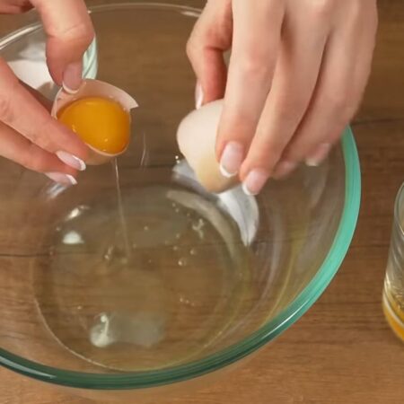 Сначала приготовим бисквит.
Два яйца разделяем на белок и желток. Емкости для яиц должны быть абсолютно сухими и чистыми.