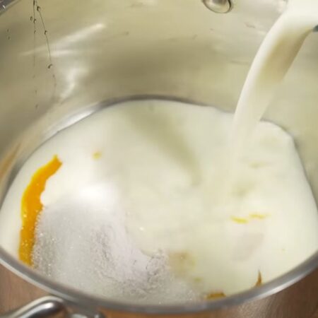 К желткам насыпаем 75 г сахара, и 5 г ванильного сахара, наливаем 300 мл молока. Насыпаем 1 ст. л. кукурузного или картофельного крахмала. Все перемешиваем. 