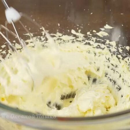 Масло с пудрой взбиваем примерно 2-3 минуты до побеления масла. 
