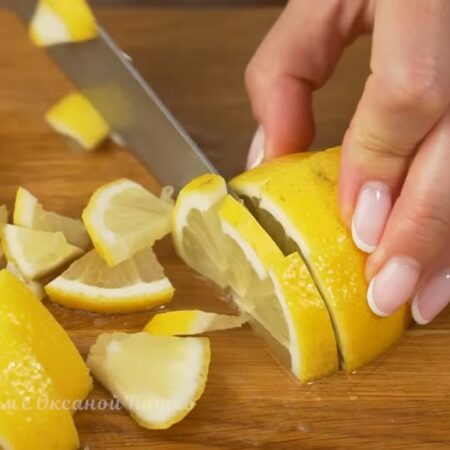 Лимоны перед приготовлением обдаем кипятком, чтоб смыть верхний слой воска. Лимоны нарезаем небольшими кусочками, если есть косточки, то обязательно их удаляем. Для 2 кг черешен понадобится 2 лимона.
