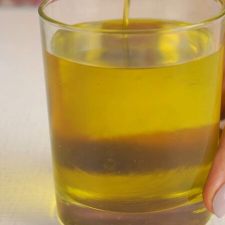 Смешиваем оливковое и подсолнечное масло в соотношении 1 к 1. 
