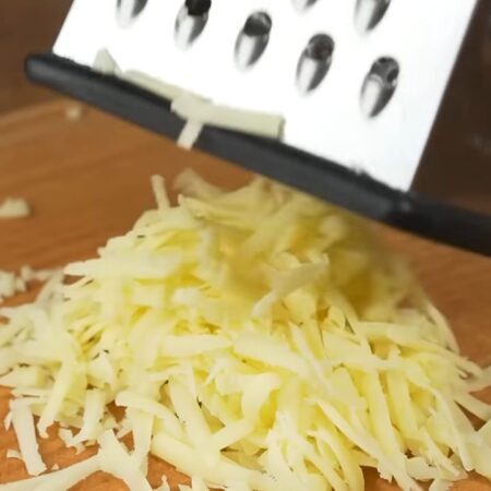Пока запеканка в духовке, готовим сыр.
100 г сыра, который хорошо плавится, трем на крупной терке.