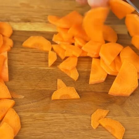 Две морковки разрезаем сначала вдоль пополам, а затем нарезаем полукружочками.