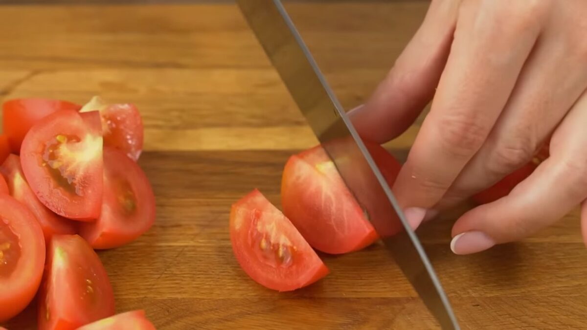 200 г помидоров разрезаем на небольшие кусочки.