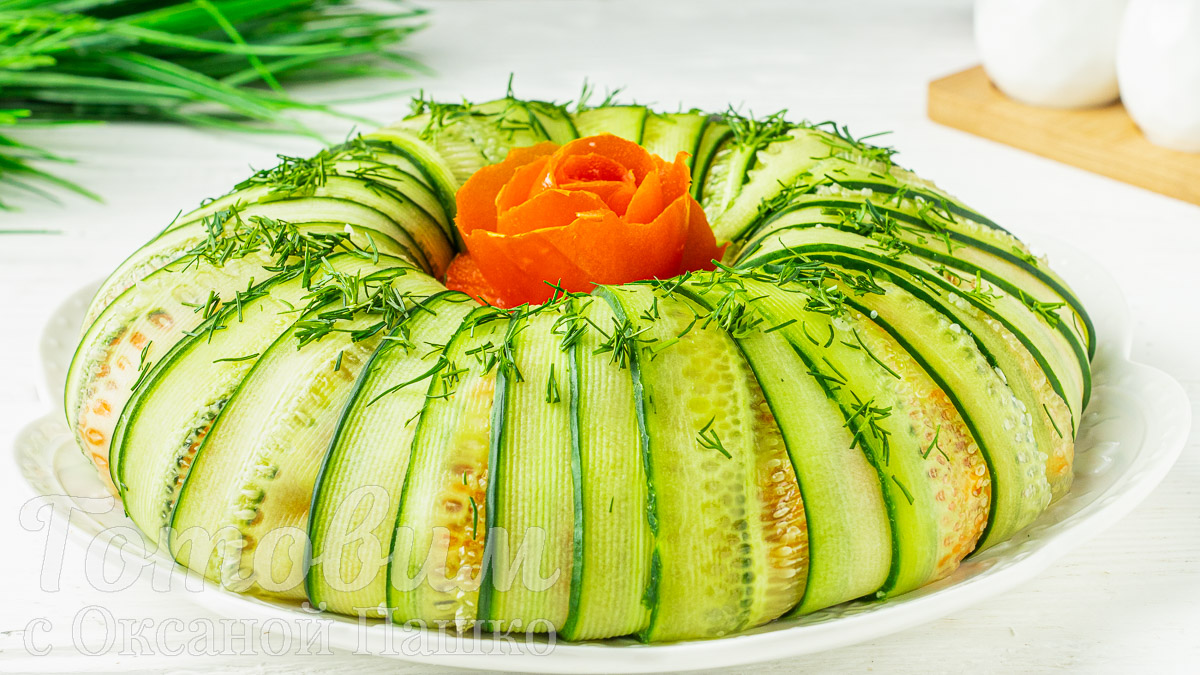 Красивый салат с огурцами