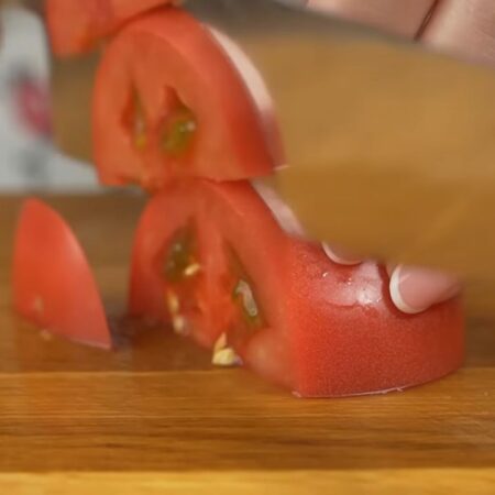 Сначала подготовим все ингредиенты.
Два помидора разрезаем пополам и вырезаем плодоножку. Подготовленные помидоры разрезаем пополам и нарезаем полу кружочками.