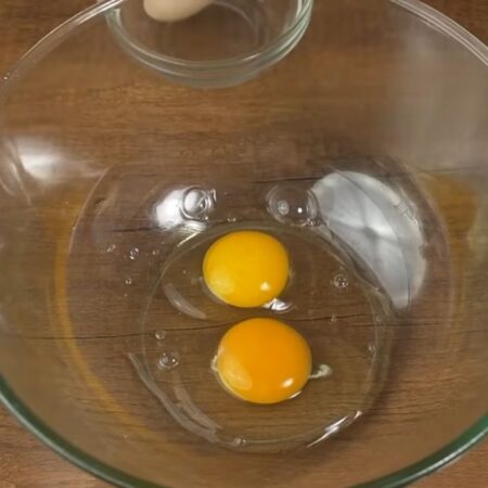 Сначала замесим тесто.
В миску разбиваем 2 яйца.