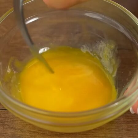 Одно яйцо разделяем на желток и белок. Белок нам не понадобится.
Желток немного взбиваем.