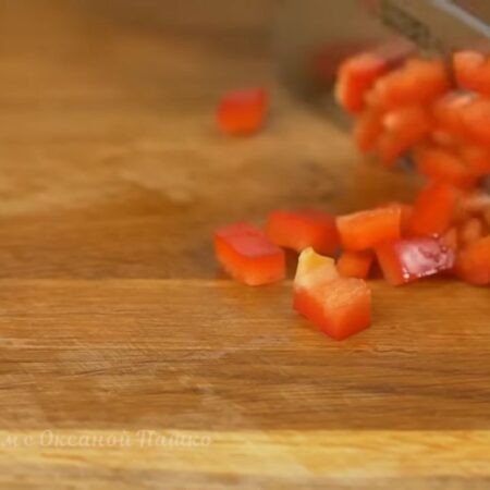У сладкого перца вырезаем семенную коробочку. Перец нарезаем небольшими кубиками. Всего понадобится один перец.
