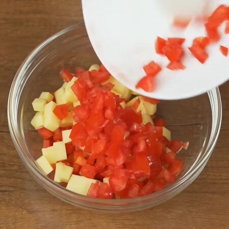 В миску насыпаем нарезанный перец, сыр и подготовленные помидоры. 