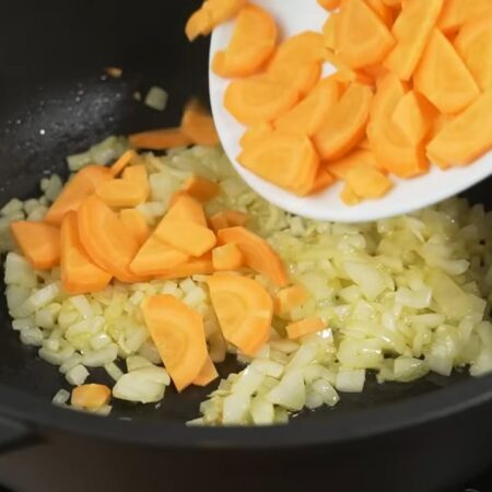  Добавляем нарезанную морковь. Перемешиваем и пассеруем примерно 1 минуту.