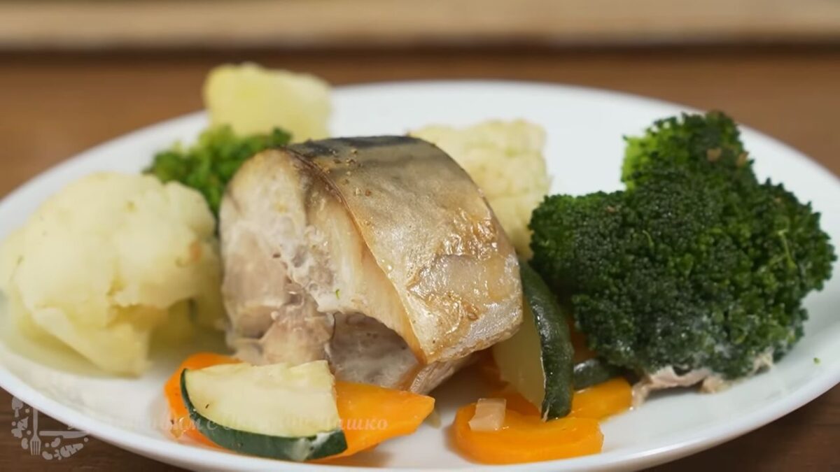 Скумбрия с овощами получилась очень ароматной и красивой. К рыбе прекрасно подходят овощи. Такое блюдо можно приготовить как на обед, так и на ужин, тем более готовится оно совсем несложно. Вместо скумбрии, в этом блюде, можно использовать и другую рыбу, например, хек.
