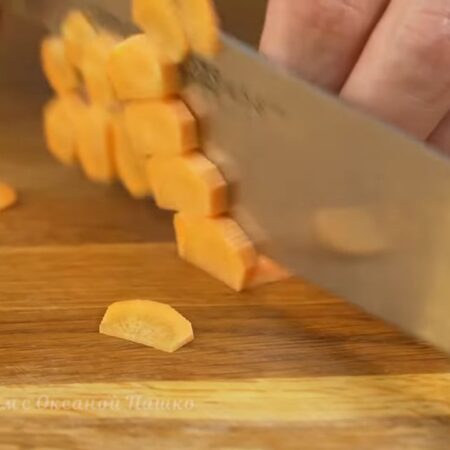 Одну большую морковь разрезаем вдоль, а затем нарезаем полу кружочками.
