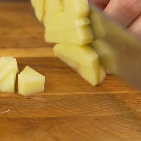 Четыре средних картофелины нарезаем пластинками толщиной около 1 см, а затем режем небольшими кубиками.