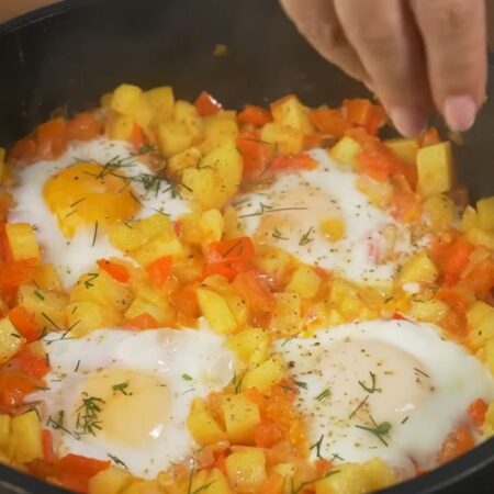 Яйца уже приготовились, блюдо посыпаем подготовленным укропом.
Ужин готов, можно подавать на стол.