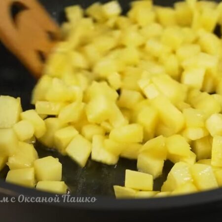 На разогретую сковороду с растительным маслом кладем подготовленный картофель. Обжариваем среднем огне, периодически перемешивая.
