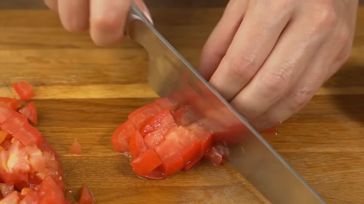 Помидоры тоже нарезаем кубиками. Всего понадобится 4-5 помидоров в зависимости от размера.
