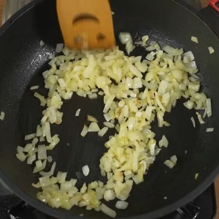 Картошка уже готова. Снимаем ее со сковороды на тарелку.
В сковороду насыпаем нарезанный лук. Пассеруем до золотистости. 