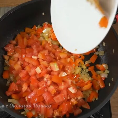Следующими в сковороду добавляем помидоры. 