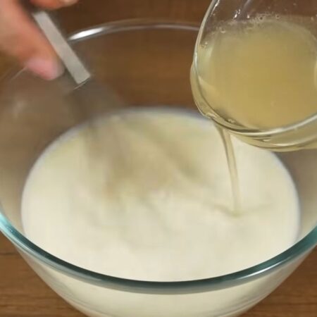 Распущенный желатин вливаем в приготовленную молочную смесь и хорошо перемешиваем.