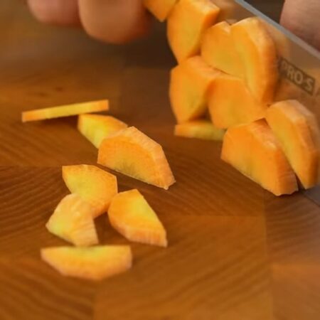 Две морковки среднего размера разрезаем сначала вдоль, а затем нарезаем полу кружочками.